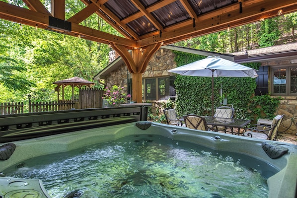 Outdoor dining - Private 10+ Acre Retreat | Hot Tub, Pond, Bunk House, and Peaceful Escape Near P (Sevierville)