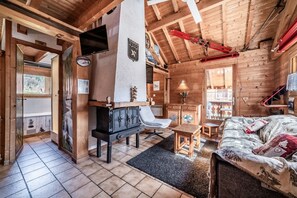 1 bedroom, WiFi - Chalet “6p Classique - Clématite” with Mountain View, Private Terrace & Wi-Fi (Verchaix)