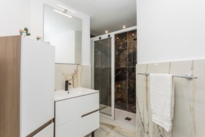 Shower, hair dryer, towels - Toto House - Historic Center (Catania)