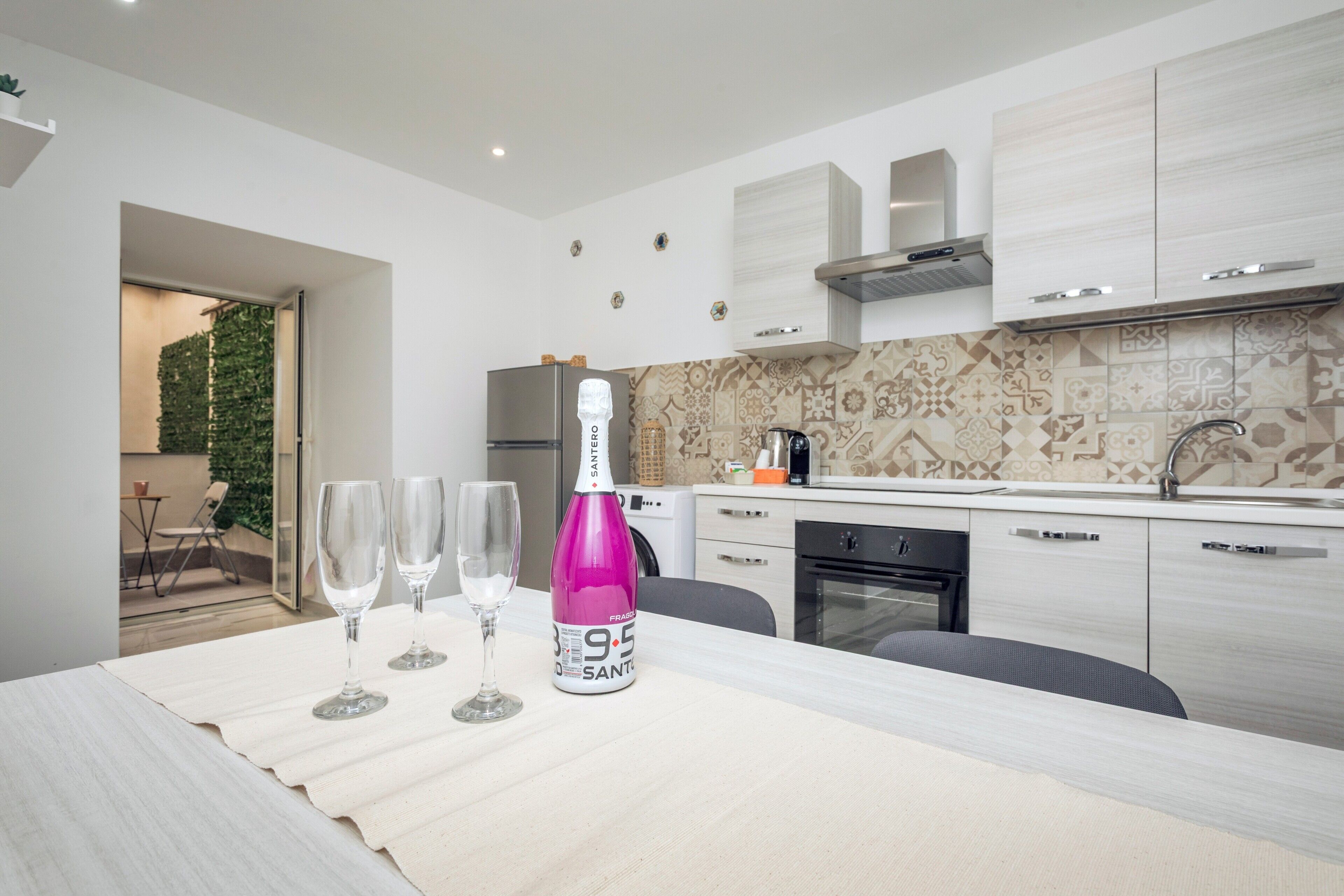 Kjøleskap, ovn, kokeplater og kaffetrakter/tekoker