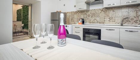 ثلاجة، فرن، موقد طهي مسطح، ماكينة لصنع القهوة/الشاي