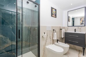 Douche, sèche-cheveux, serviettes fournies