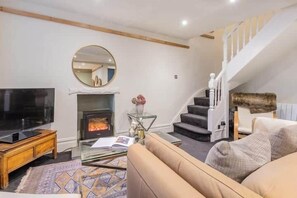 TV, fireplace - Gatehouse Cottage, Cartmel (Cartmel)