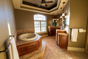Combined shower/tub, free toiletries, hair dryer, towels