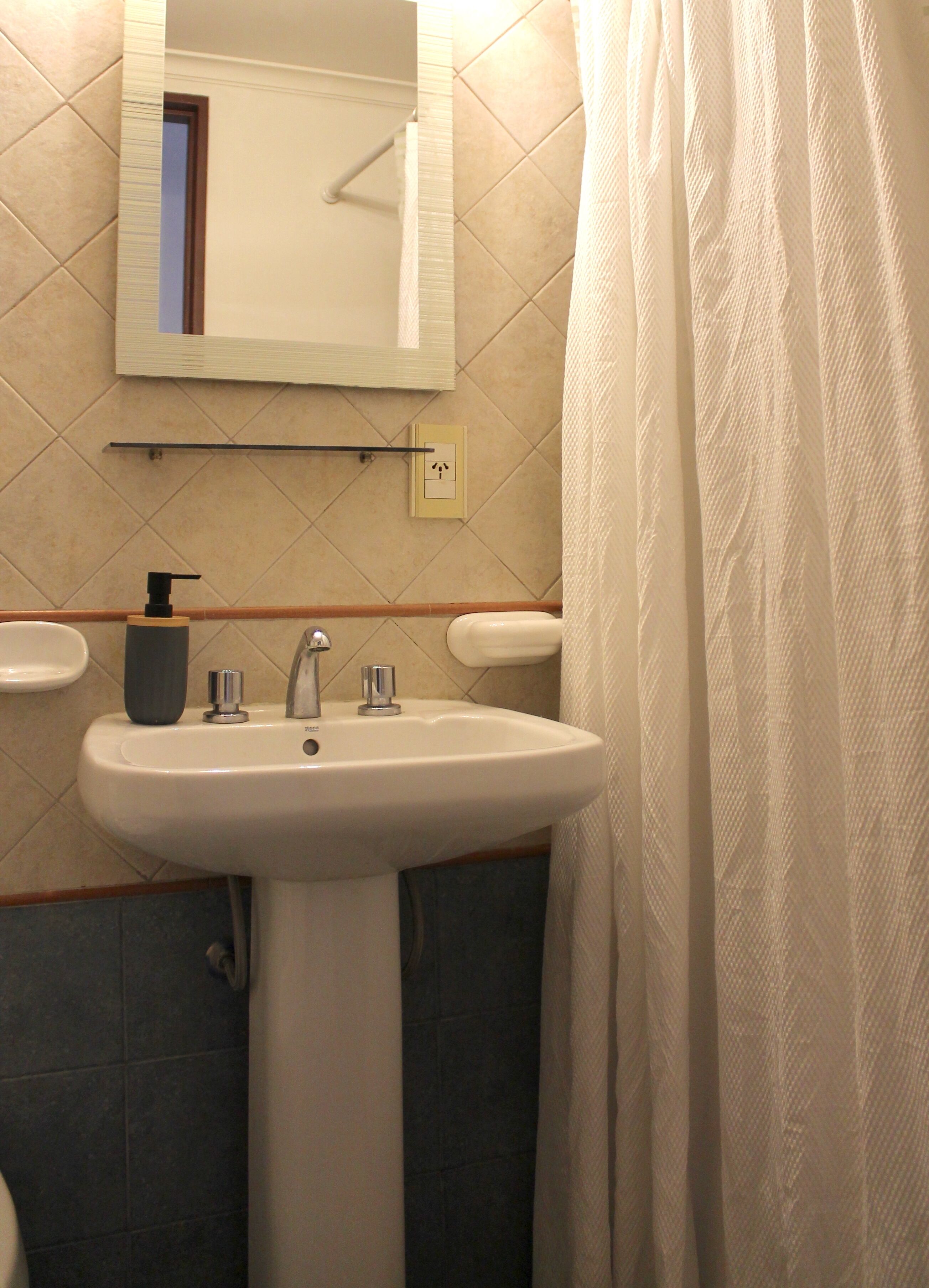 Sèche-cheveux, serviettes fournies, savon, papier toilette