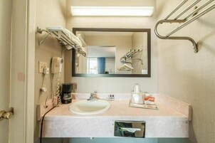 Artículos de tocador gratuitos, secador de pelo, toallas, jabón