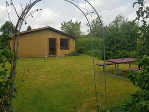 Outdoor dining - Central Apartment Billund - 500 m from Lego Adventures (Billund)