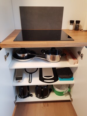 Réfrigérateur, micro-ondes, four, plaque de cuisson