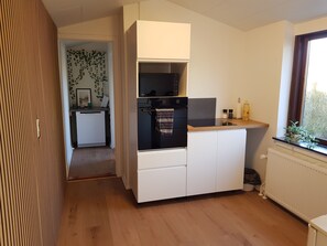 Fridge, microwave, oven, stovetop - Central Apartment Billund - 500 m from Lego Adventures (Billund)
