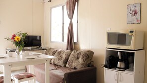 Departamento clásico, vista al jardín | Área de sala de estar