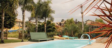 Una piscina al aire libre