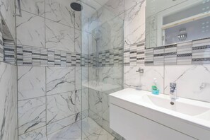 Shower, free toiletries, soap, shampoo - 44 Radnor Road (London)