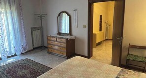 3 chambres, fer et planche à repasser, Wi-Fi, draps fournis