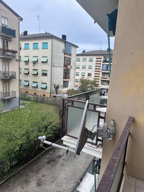 Property grounds - Cozy and away from traffic just 3 minutes from the transportation stop. (Venezia)
