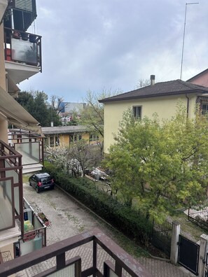Property grounds - Cozy and away from traffic just 3 minutes from the transportation stop. (Venezia)