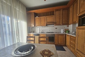 Fridge, microwave, oven, stovetop - Cozy and away from traffic just 3 minutes from the transportation stop. (Venezia)