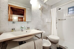 Asciugacapelli, asciugamani, sapone, carta igienica