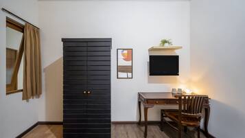 Standard Room, 1 Queen Bed | Interior