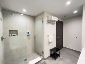 Shower, free toiletries, hair dryer, towels - Rent Apart Hollywood (Hollywood)