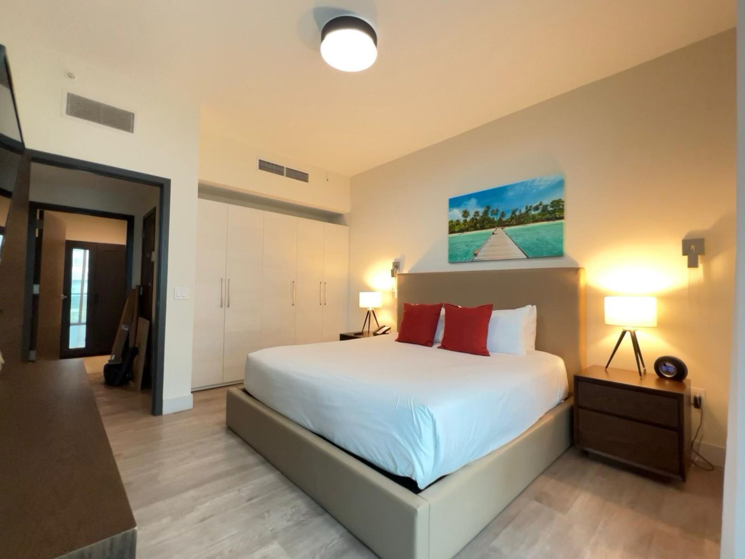 Quarto luxo, sacada, vista parcial para o mar | Cofres nos quartos, ferros/tábuas de passar roupa, Wi-Fi de cortesia