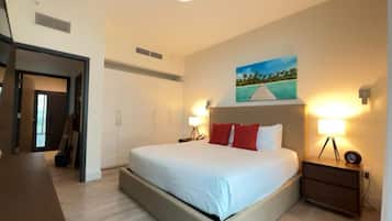 Quarto luxo, sacada, vista parcial para o mar | Cofres nos quartos, ferros/tábuas de passar roupa, Wi-Fi de cortesia