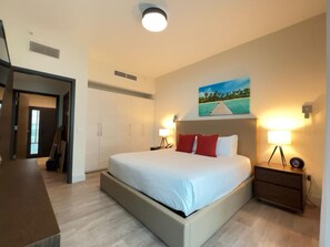 Deluxe kamer, balkon, gedeeltelijk uitzicht op zee | Een kluis op de kamer, een strijkplank/strijkijzer, gratis wifi