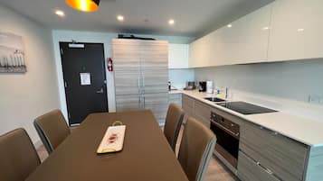Quarto luxo, sacada, vista parcial para o mar | Cozinha privada
