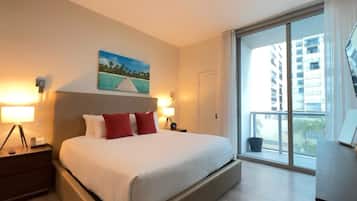 Rom – deluxe, balkong, delvis sjøutsikt | Safe på rommet, strykejern/-brett og wi-fi (inkludert)