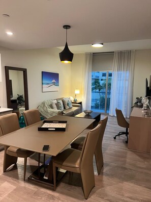 Kamar Deluks, balkon, pemandangan laut terbatas | Interior