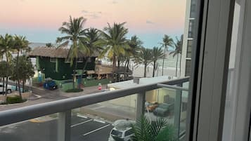 Deluxe-Zimmer, Balkon, eingeschränkter Meerblick | Unterkunftsgelände