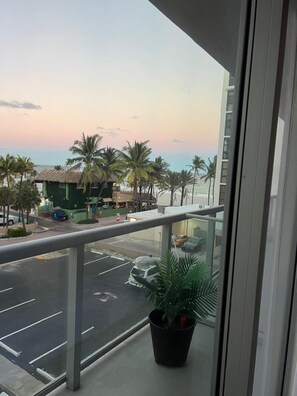 Deluxe-Zimmer, Balkon, eingeschränkter Meerblick | Unterkunftsgelände