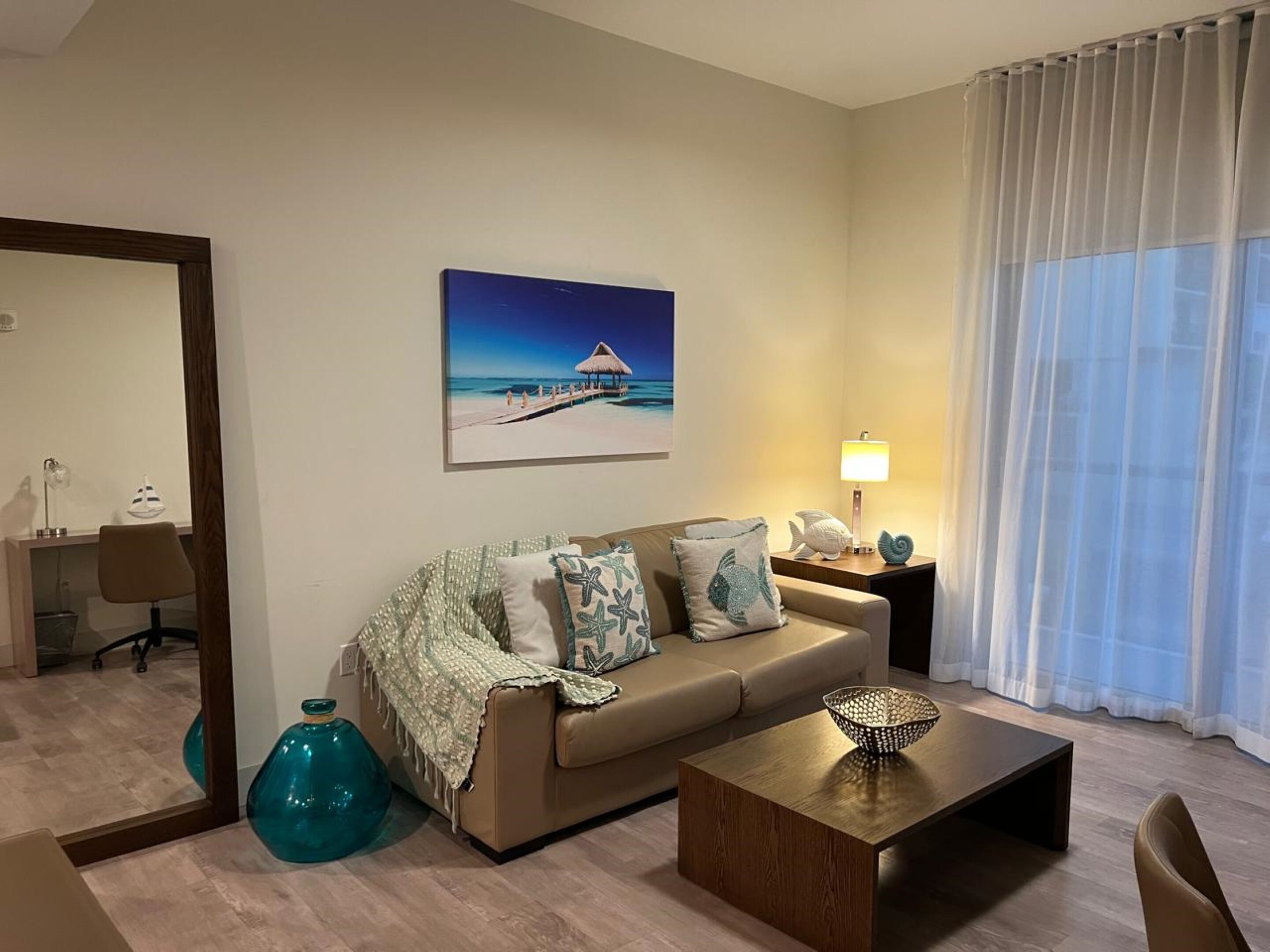 Deluxe-Zimmer, Balkon, eingeschränkter Meerblick | Wohnbereich