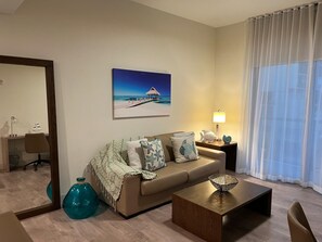 Deluxe-Zimmer, Balkon, eingeschränkter Meerblick | Wohnbereich