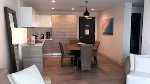 A modern apartment with a dining area, kitchen, and living space. - Rent Apart Hollywood (Hollywood)