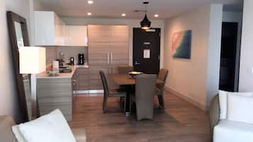 Rom – deluxe, balkong, delvis sjøutsikt | Innvendig