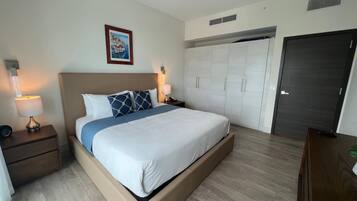 Deluxe-Zimmer, Balkon, eingeschränkter Meerblick | Zimmersafe, Bügeleisen/Bügelbrett, kostenloses WLAN