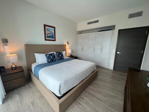 Deluxe-Zimmer, Balkon, eingeschränkter Meerblick | Zimmersafe, Bügeleisen/Bügelbrett, kostenloses WLAN