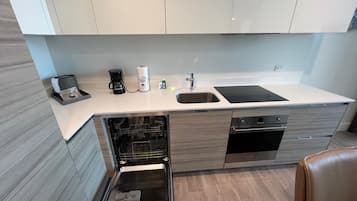 Rom – deluxe, balkong, delvis sjøutsikt | Eget kjøkken