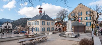 Le Petit Chez Nous: Ideal City Break with Balcony, Comfort & Tranquility