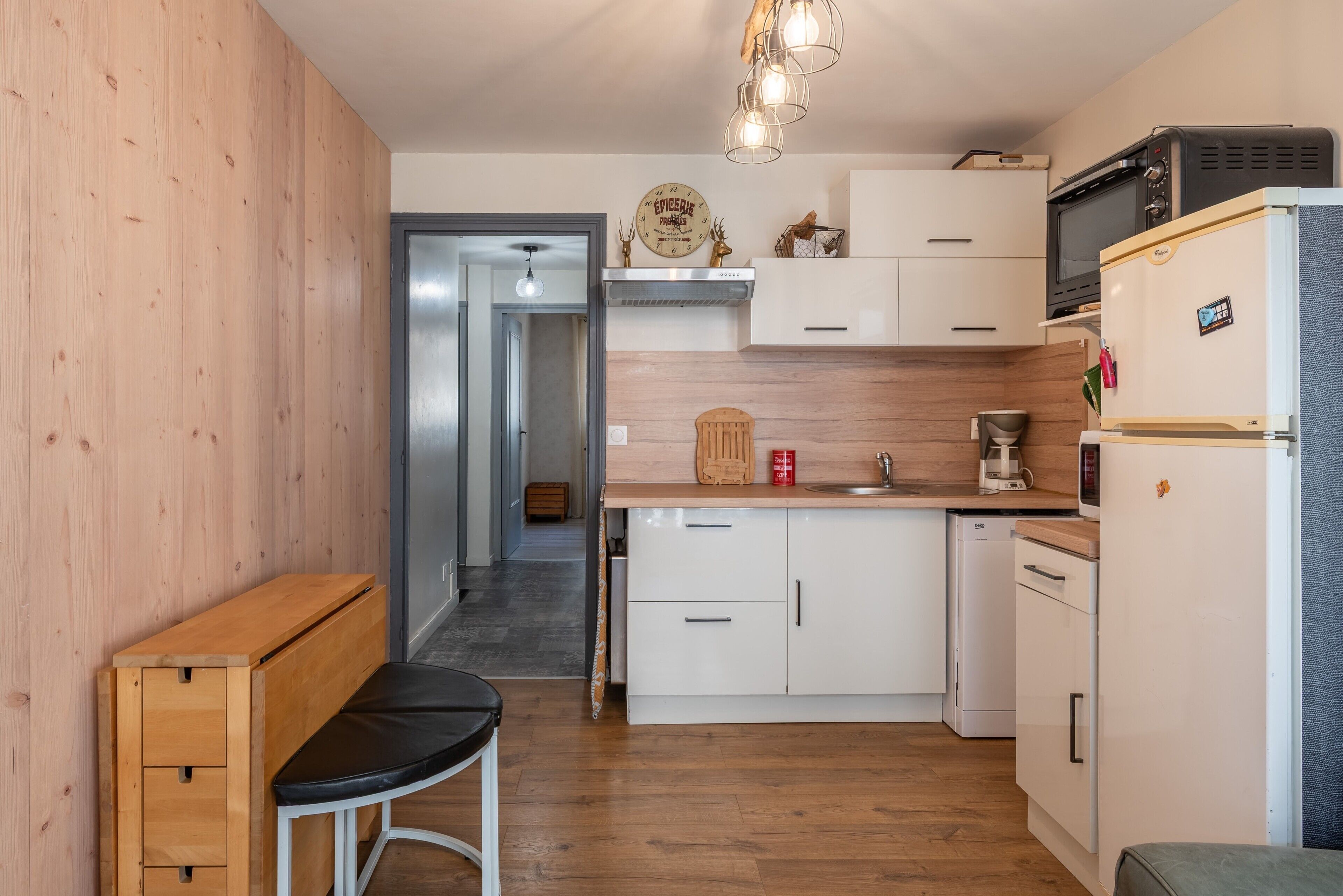 Réfrigérateur, micro-ondes, four, plaque de cuisson