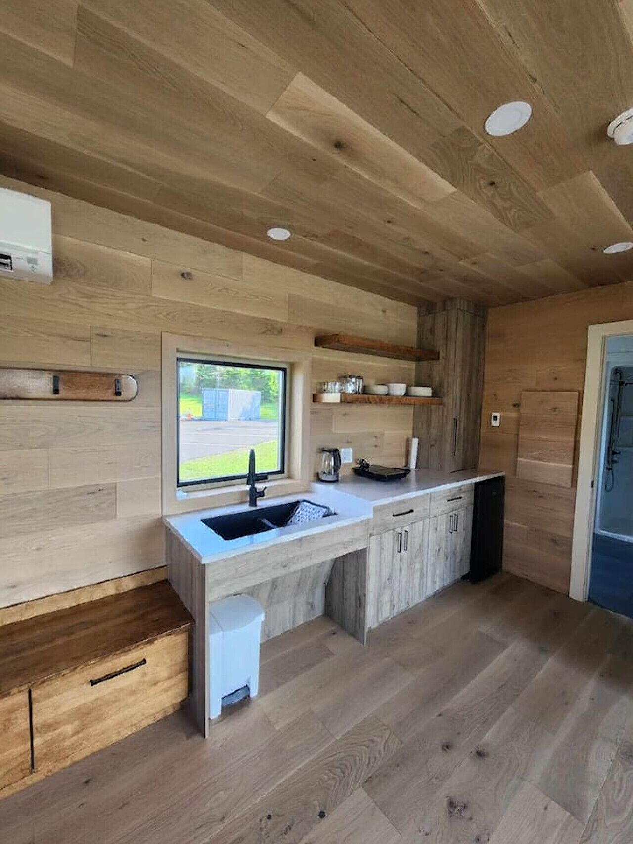 Mikrovågsugn, spishäll, brödrost och grytor/köksredskap