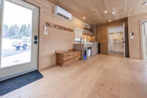 Mikrobølgeovn, kokeplater, brødrister og kjøkkenutstyr