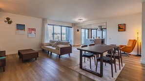 A modern apartment with a living room, dining area, and kitchen. - Gorgeous Apartment with city view by LovelyStay (Algés)