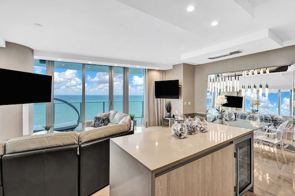 Smart TV - Beautiful Ocean front Condo Hollywood (Hollywood)