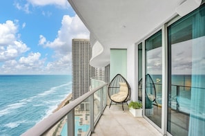 Property grounds - Beautiful Ocean front Condo Hollywood (Hollywood)
