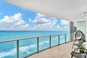 Property grounds - Beautiful Ocean front Condo Hollywood (Hollywood)