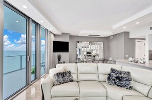 Smart TV - Beautiful Ocean front Condo Hollywood (Hollywood)