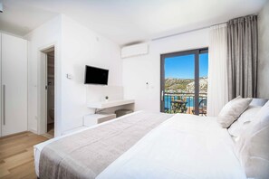 5 bedrooms, desk, WiFi, bed sheets - Villa High Life - Four Bedroom Villa, Sleeps 9 (Seget Vranjica)
