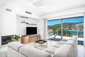 Smart TV, video games - Villa High Life - Four Bedroom Villa, Sleeps 9 (Seget Vranjica)