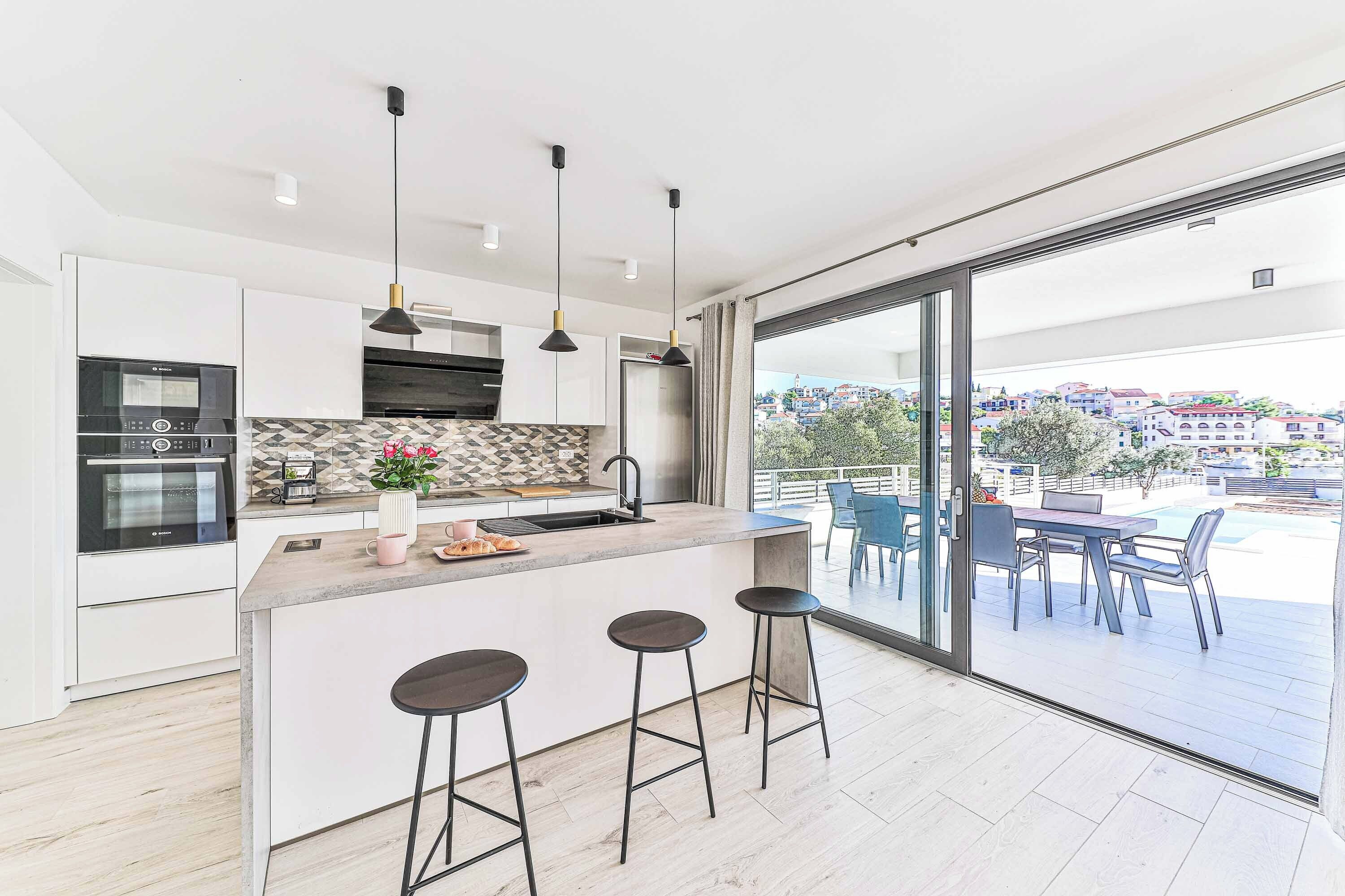 Kjøleskap, mikrobølgeovn, ovn og oppvaskmaskin